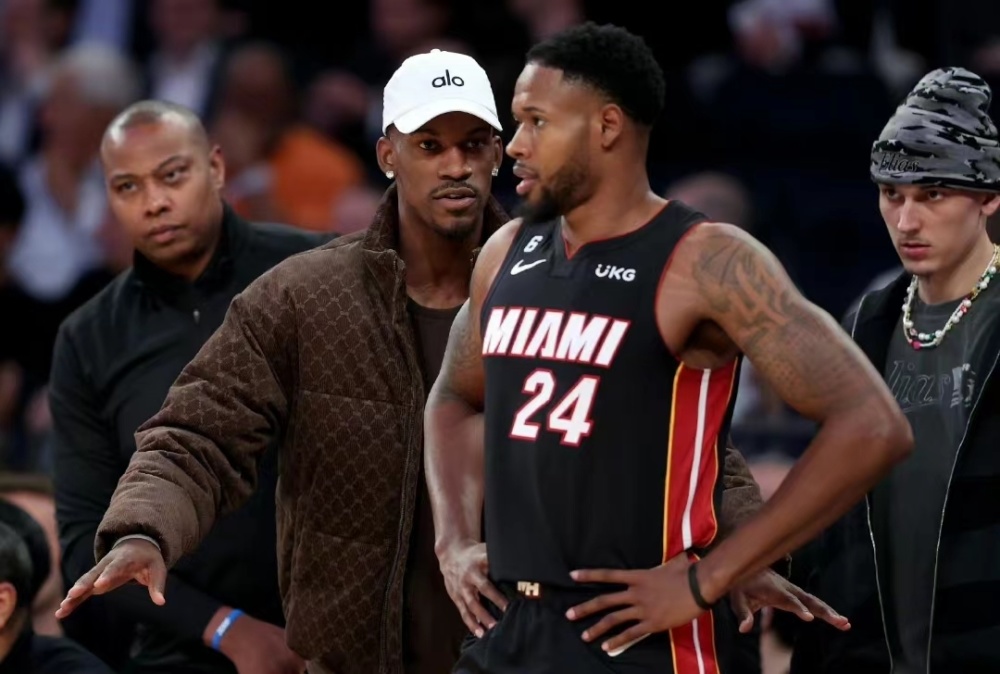  巴特勒关键球热火险胜尼克斯  