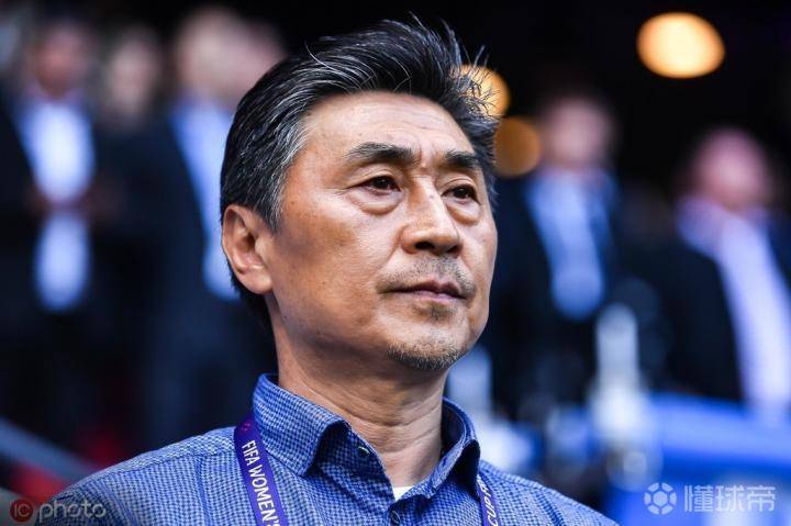  尼斯主帅赛后炮轰裁判，争议判罚引发舆论风波  