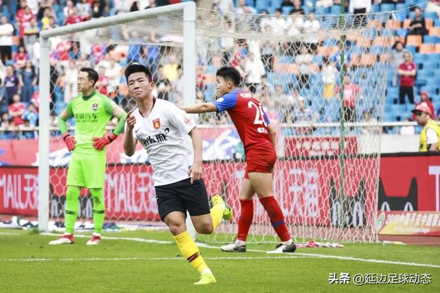  沙尔克04青训小将临危受命打入制胜球