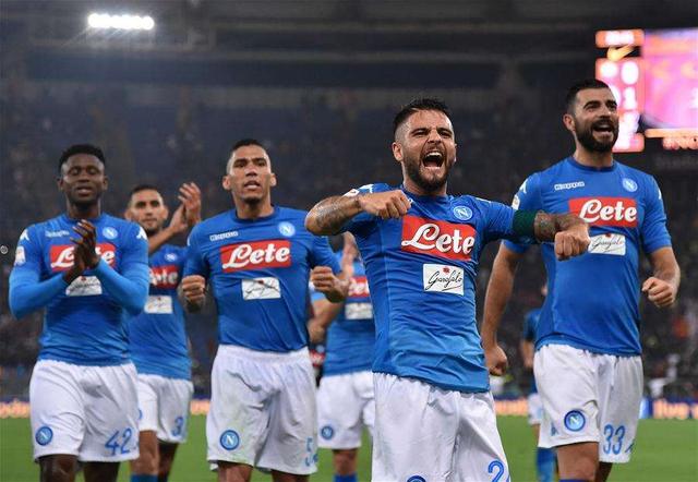  那不勒斯主场气势如虹，球迷助威激发斗志