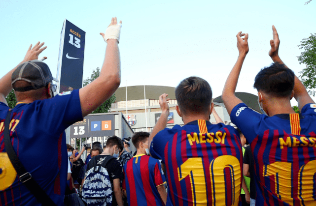  莱切主场球迷助威声浪，激励球队拿下保级大战